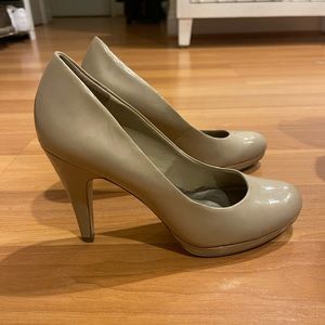 Franco Sarto - size 7 - beige patent leather